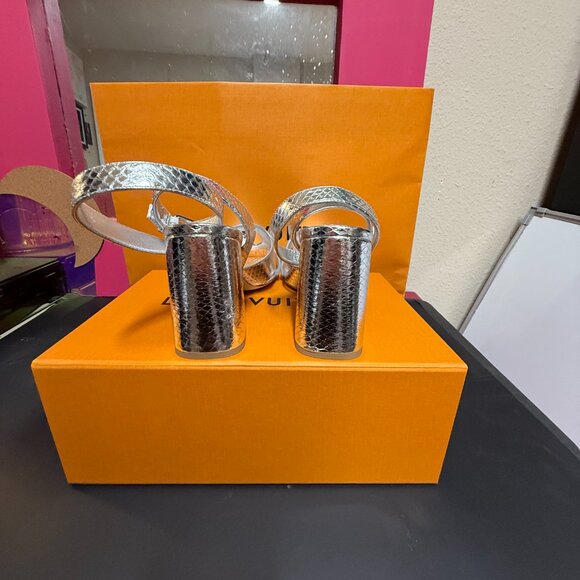 Louis Vuitton Isola Sandals in metallic “Argent” silve - Picture 6 of 7